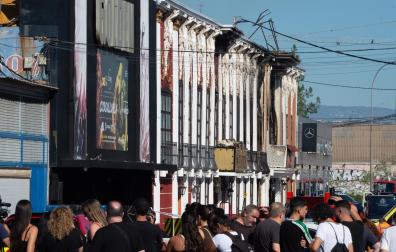 Un grupo de personas frente al Teatre, en la zona de ocio de Las Atalayas, donde ocurrió el incendio
