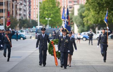 Ofrenda floral a los caídos, ayer a mediodía, en la festividad del patrón de la Policía Nacional, en Antoniutti.