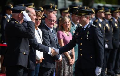 Autoridades saludan a un policía homenajeado.
