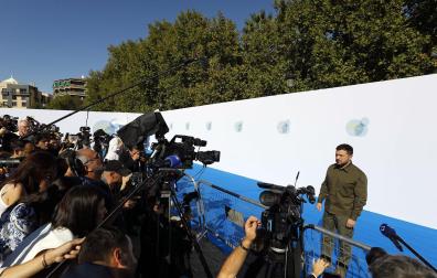 El presidente de Ucrania, Volodimir Zelenski, atiende a los medios de comunicación a su llegada al Palacio de Congresos de Granada para participar en la cumbre de la Comunidad Política Europea