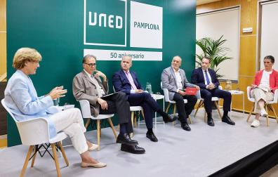 Mesa redonda en la UNED sobre el futuro de la universidad. Por la izda:  María Iraburu (rectora UN), Joan Subirats (ministro Universidades), Ricardo mairal (rector UNED), Juan Cruz Cigudosa (consejero Universidades), Ramón Gonzalo (rector UPNA) y Teresa Imízcoz (UNED Pamplona)