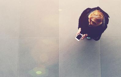 Los encuestados que hacen un uso más intensivo de Internet experimentan menores niveles de satisfacción vital y felicidad y menos encuentros presenciales con amigos, familiares o compañeros