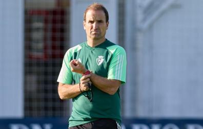 El entrenador de Osasuna, Jagoba Arrasate, durante el entrenamiento en Tajonar de este miércoles
