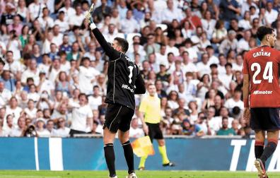Sergio Herrera se disculpa con la grada del Bernabéu tras encararse y celebrar su parada en el penalti. El equipo ya perdía 4-0