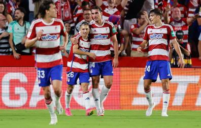 Los jugadores del Granada felicitan a Bryan Zaragoza tras uno de los goles que anotó contra el Barça