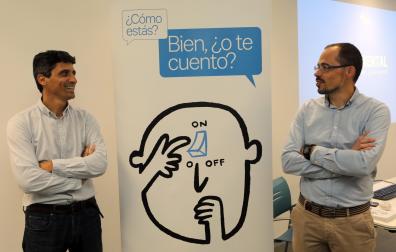 Por la izda: Gorka Moreno Arnedillo (psicólogo de Empresas Saludables de Mutua Navarra) y Javier Igea  Larráyoz (director del Área de Empresas Saludables) con el logotipo de la campaña ‘Bien, ¿o te cuento?’.