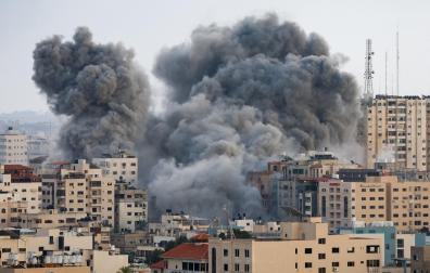 Uno de los bombardeos israelíes sobre la superpoblada Gaza deja enormes columnas de humo