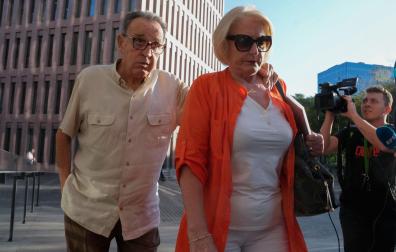 El exvicepresidente del Comité Técnico de Árbitros (CTA) José María Enríquez Negreira, acompañado de su esposa este martes a su llegada al Instituto de Medicina Legal de Cataluña para ser examinado por un forense