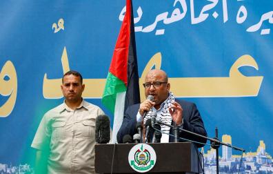 Zakaria Abu Maamar, miembro de Hamas, se dirige a los partidarios palestinos en una manifestación anterior contra las visitas de grupos de derecha israelíes a la mezquita de Al-Aqsa, en Khan Younis, en el sur de Gaza