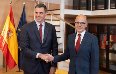 El presidente del Gobierno en funciones, Pedro Sánchez (i), recibe al portavoz de UPN, Alberto Catalán (d), durante su ronda de contactos, a 11 de octubre de 2023, en Madrid