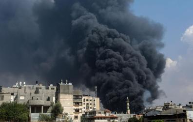 Una humareda negra se eleva tras un ataque aéreo israelí contra el barrio de Al-Tufah, ciudad de Gaza
