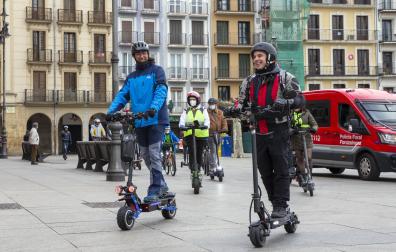 La asociación de Movilidad Personal y Ecológica de Navarra (Ampen) aglutina a más de un centenar de usuarios, que abogan por seguridad y más alternativas de desplazamiento.