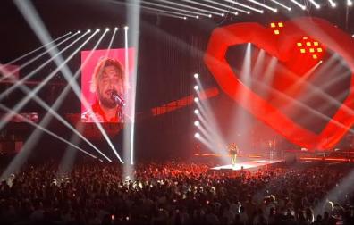 Manuel Carrasco homenaje a Pamplona en su concierto en el Navarra Arena