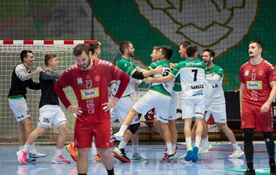 Alegría final de los componentes del Helvetia Anaitasuna tras su trabajado triunfo