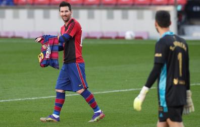 Messi sonríe tras su dedicatoria a Maradona con la camiseta de Newell’s ante la mirada de Sergio Herrera, en el partido que enfrentó al Barcelona y Osasuna el 29 de noviembre de 2020