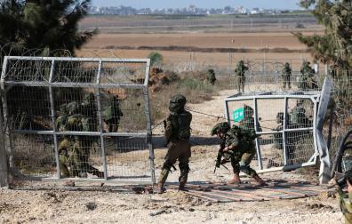 Soldados israelíes patrullaban este domingo el kibutz Kfar Aza, tras la letal infiltración de los terroristas de Hamás desde la Franja de Gaza