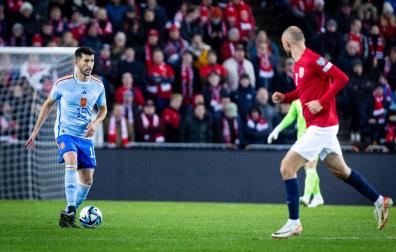 David García, en una de sus acciones de anoche ante Noruega. Fue su segunda participación con la selección absoluta