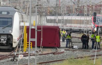 La policía, bomberos y la UME, despliegan el dispositivo para extraer el cadáver de Alvaro Prieto que ha sido encontrado entre dos trenes cerca de la estación de Santa Justa