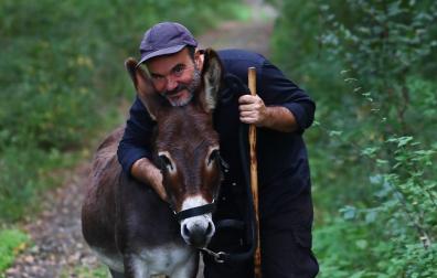 Oskar Alegria y el burro Paolo, protagonistas de 'Zinzindurrunkarratz'