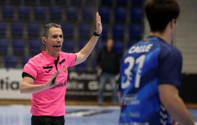 El árbitro navarro Yon Bustamante López, dirigiendo un encuentro de la Liga Asobal