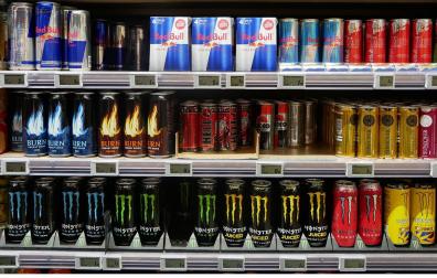 Estantería de supermercado con bebidas energéticas