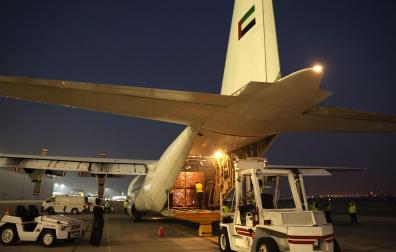 Trabajadores cargan un avión que se dirige a Egipto con ayuda humanitaria y artículos de socorro a la Franja de Gaza, en el Aeropuerto Internacional de Dubai