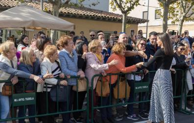 La reina Letizia saluda a los vecinos que le dieron la bienvenida a su llegada al Festival Opera Prima de Tudela el pasado año 2022