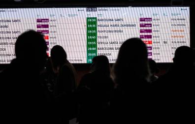 Pantalla con la información de las saldas en la estación de Puerta de Atocha-Almudena Grandes