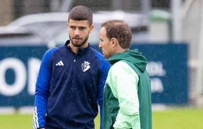 Iker Muñoz y Jagoba Arrasate, en un entrenamiento en Tajonar