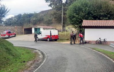 Agentes de la Policía Foral, en el lugar en el que ha ocurrido el suceso