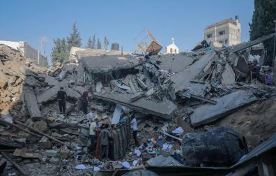 Un grupo de palestinos buscan supervivientes y cadáveres entre los escombros de la iglesia ortodoxa griega de San Porfirio tras un ataque aéreo nocturno de Israel en Gaza