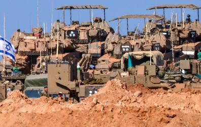 Vehículos blindados israelíes aglutinados en un lugar no revelado cerca de la frontera con Gaza, en Israel