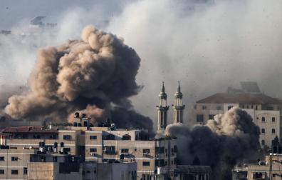 El humo se eleva sobre el barrio de Tal Al-Hawa en Gaza este viernes tras el ataque aéreo del ejército israelí