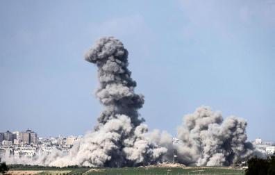 Una gran columna de humo se levanta desde Ciudad de Gaza tras un bombardeo israelí