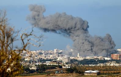 Una columna de humo se eleva en l Franja de Gaza tras los últimos ataques