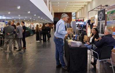 Una persona visita uno de los stands en la Feria Presura 2023