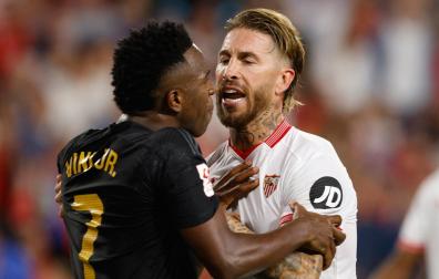 Vinicius Junior y Sergio Ramos durante el encuentro