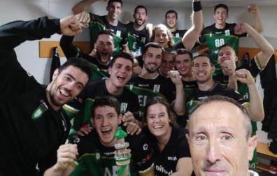 La plantilla de Helvetia Anaitasuna celebra su victoria contra Fertiberia Puerto Sagunto