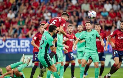 Momento en el que David García cabecea el balón en la jugada anulada contra el Atlético