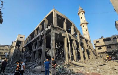 Varios palestinos junto a los escombros de un edificio en el norte de la Franja de Gaza tras los bombardeos israelíes