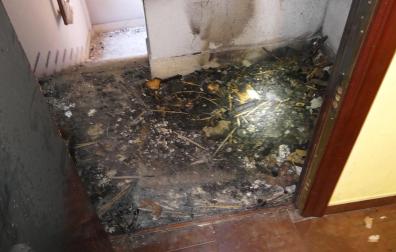 Detalle de los restos del incendio en uno de los rellanos afectado