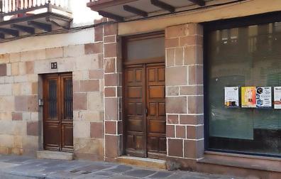 Junto al 17 de la calle Alzate, el portal de acceso a la vivienda