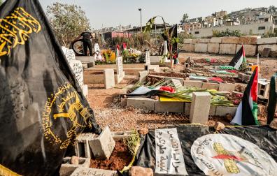 Fotografía este lunes de tumbas pertenecientes a los fallecidos durante la incursión isaraelí en el campo de refugiados