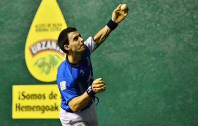 Jokin Altuna golpea de volea con la zurda en un partido anterior.