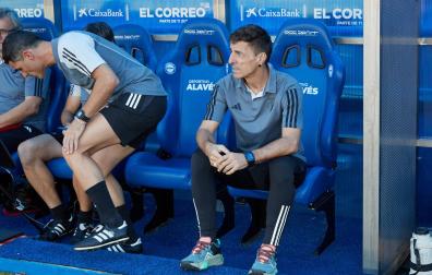 Alkiza, sentado en el banquillo de Mendizorroza cuando dirigió al equipo con Arrasate sancionado