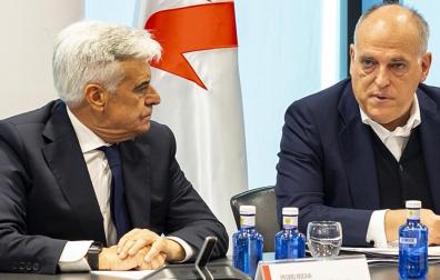 El presidente de la Comisión Gestora de la Real Federación Española de Fútbol (RFEF), Pedro Rocha, junto al presidente de LaLiga, Javier Tebas, durante la Asamblea General de LaLiga