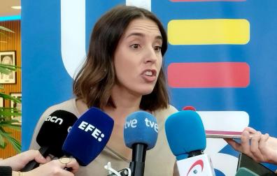 La ministra de Igualdad en funciones, Irene Montero, realiza declaraciones ante los medios de comunicación durante su visita al Parlamento Europeo en Bruselas, este martes
