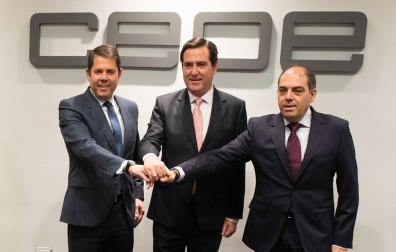 El presidente de Cepyme, Gerardo Cuerva; el presidente de CEOE; Antonio Garamendi, y el presidente de ATA, Lorenzo Amor