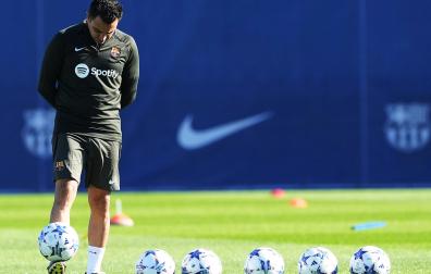 Xavi Hernández controla un balón durante la sesión de este martes 24 de octubre en las instalaciones Joan Gamper