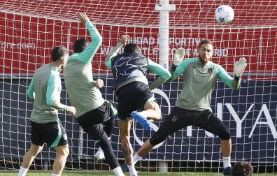 El meta Jan Oblak observa el remate de sus compañeros durante el entrenamiento de este martes, 24 d eoctubre
